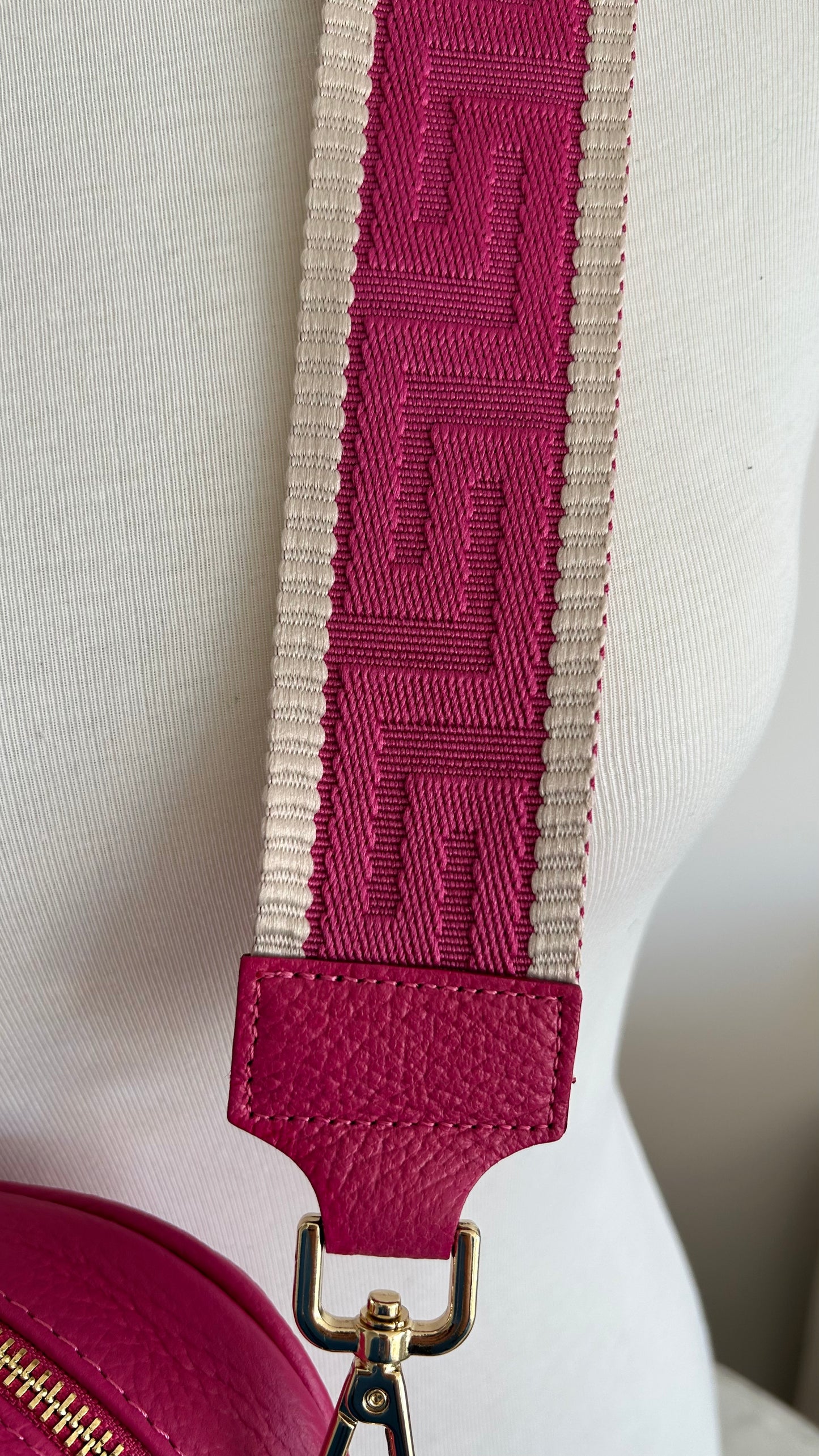 Semplice Bright pink plain embossed strap