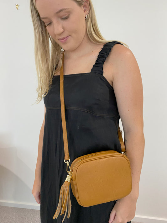 Tassel disco leather handbag in Tan